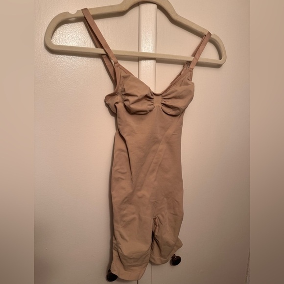 SKIMS SEAMLESS SCULPT MID THIGH BODYSUIT NWOT MEDIUM - Picture 3 of 7